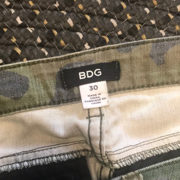 •BDG• cropped camo pants - Picture 8 of 9
